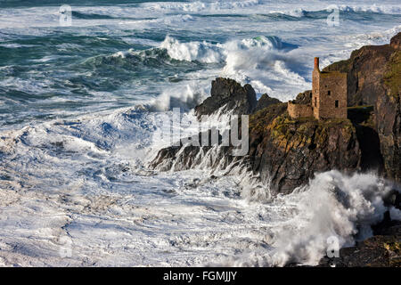 Botallack, England. 8. Februar 2016. Riesige Wellen, erstellt von Sturm Imogen, Absturz in Botallack Zinn Minen, die Kronen. Stockfoto