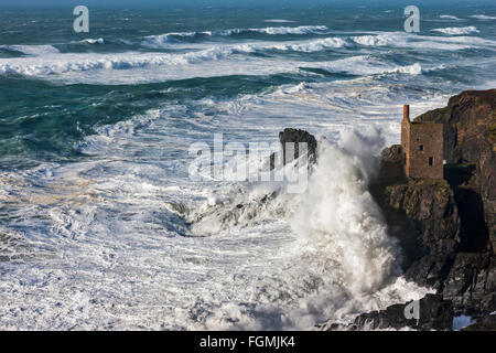 Botallack, England. 8. Februar 2016. Riesige Wellen, erstellt von Sturm Imogen, Absturz in Botallack Zinn Minen, die Kronen. Stockfoto