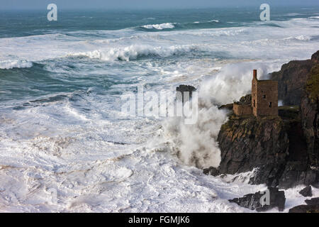 Botallack, England. 8. Februar 2016. Riesige Wellen, erstellt von Sturm Imogen, Absturz in Botallack Zinn Minen, die Kronen. Stockfoto