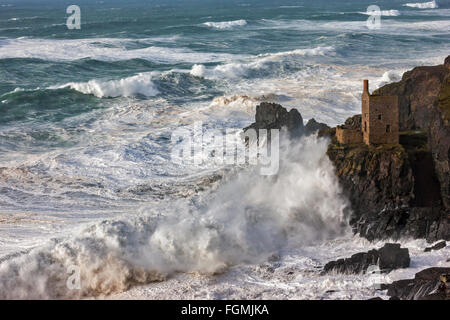 Botallack, England. 8. Februar 2016. Riesige Wellen, erstellt von Sturm Imogen, Absturz in Botallack Zinn Minen, die Kronen. Stockfoto