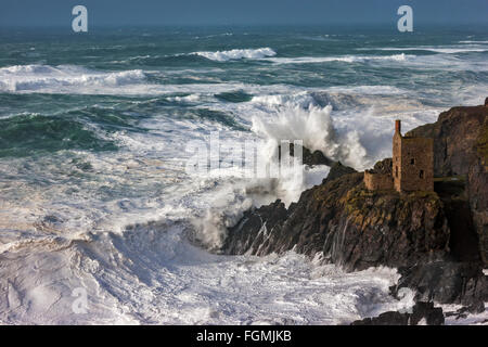 Botallack, England. 8. Februar 2016. Riesige Wellen, erstellt von Sturm Imogen, Absturz in Botallack Zinn Minen, die Kronen. Stockfoto