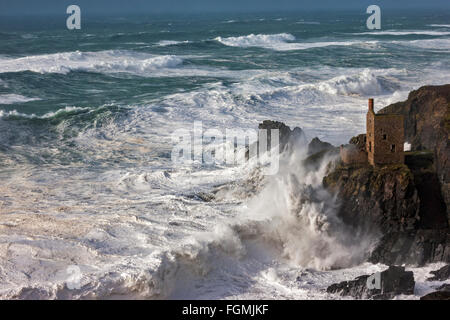 Botallack, England. 8. Februar 2016. Riesige Wellen, erstellt von Sturm Imogen, Absturz in Botallack Zinn Minen, die Kronen. Stockfoto