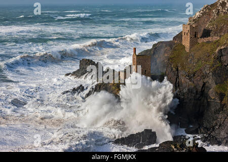 Botallack, England. 8. Februar 2016. Riesige Wellen, erstellt von Sturm Imogen, Absturz in Botallack Zinn Minen, die Kronen. Stockfoto