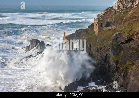 Botallack, England. 8. Februar 2016. Riesige Wellen, erstellt von Sturm Imogen, Absturz in Botallack Zinn Minen, die Kronen. Stockfoto