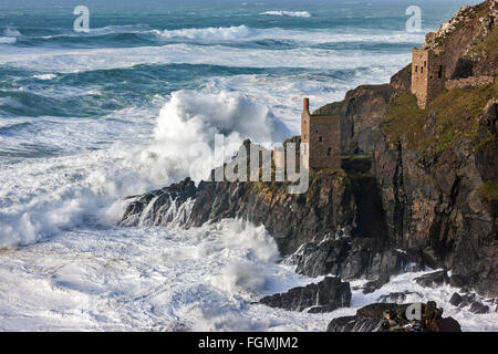 Botallack, England. 8. Februar 2016. Riesige Wellen, erstellt von Sturm Imogen, Absturz in Botallack Zinn Minen, die Kronen. Stockfoto