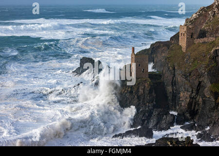 Botallack, England. 8. Februar 2016. Riesige Wellen, erstellt von Sturm Imogen, Absturz in Botallack Zinn Minen, die Kronen. Stockfoto