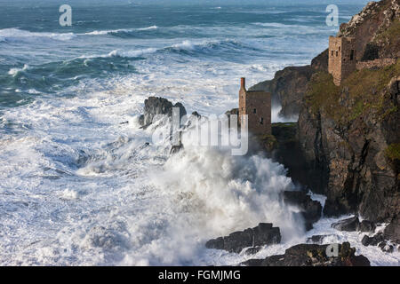 Botallack, England. 8. Februar 2016. Riesige Wellen, erstellt von Sturm Imogen, Absturz in Botallack Zinn Minen, die Kronen. Stockfoto