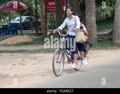 Kambodschanische Schulmädchen reiten auf einem Fahrrad Stockfoto