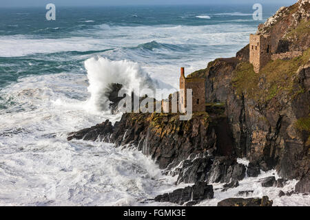 Botallack, England. 8. Februar 2016. Riesige Wellen, erstellt von Sturm Imogen, Absturz in Botallack Zinn Minen, die Kronen. Stockfoto