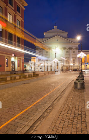 Warschau bei Nacht in Polen, Blick vom Miodowa-Straße in Richtung St. Anne Church Stockfoto