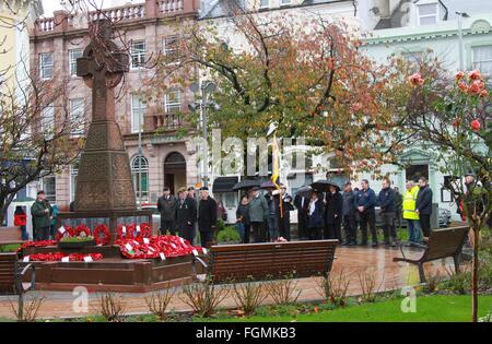 War Memorial, Ramsey, Isle Of Man, Tag des Waffenstillstands während der Zeremonie von der Rückseite des Denkmals Stockfoto