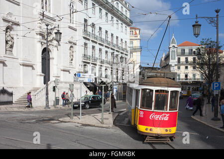 Portugal, Lissabon, Chiado, Vintage Straßenbahn Nr. 28 auf der linken Kirche Igreja Loreto Stockfoto