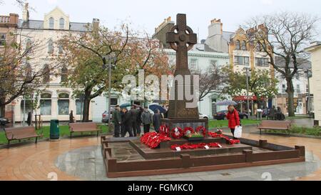 War Memorial, Ramsey, Isle Of Man, Tag des Waffenstillstands nach der Zeremonie von der Rückseite des Denkmals Stockfoto