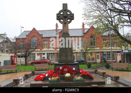 War Memorial, Ramsey, Isle Of Man, Tag des Waffenstillstands nach der Zeremonie von der Vorderseite des Denkmals Stockfoto