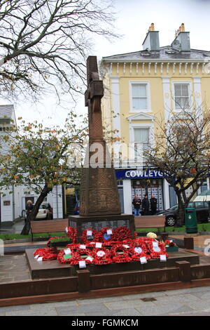 War Memorial, Ramsey, Isle Of Man, Tag des Waffenstillstands nach der Zeremonie die Mohnblumen auf der linken Seite des Denkmals Stockfoto