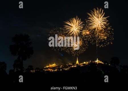 Feuerwerksfestival Feier über Phra Nakhon Khiri in Provinz Phetchaburi, thailand Stockfoto