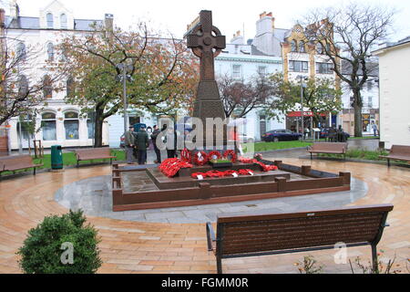 War Memorial, Ramsey, Isle Of Man, Tag des Waffenstillstands nach der Zeremonie Stockfoto