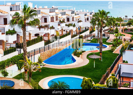 Typische spanische Stadthaus mit Pool nahe dem Meer Stockfoto