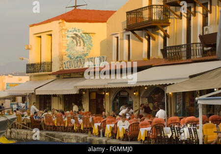 Griechenland, Kreta, Rethymnon, Restaurants Und Tavernen Umsäumen Den Venezianischen Hafen. Stockfoto