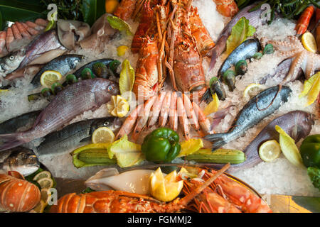 Griechenland, Kreta, Rethymnon, sterben, Restaurants Und Tavernen am Venezianischen Hafen Bieten Fisch Und Meeresfrüchte ein. Stockfoto