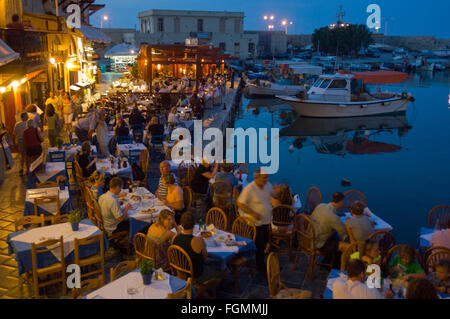 Griechenland, Kreta, Rethymnon, Restaurants Und Tavernen Umsäumen Den Venezianischen Hafen. Stockfoto