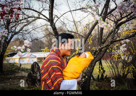 HANDOUT - ein Handout Bild, datiert 19. Februar 2016, zeigt König Jigme Khesar Namgyel Wangchuck hielt seine neuen Kronprinzen Buthan in seinen Armen im Lingkana Palast in Thimpu, Buthan. Foto: Royal Office For Media / Königreich Bhutan/Dpa (Achtung Redaktionen: für redaktionelle Verwendung nur IN Verbindung mit REPORTING ON THE ROYAL paar und der Kronprinz von BUTHAN; OBLIGATORISCHE CREDITS: Foto: Royal Office For Media / Königreich Bhutan/Dpa) Stockfoto