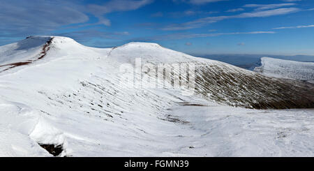 Mais-Du, Pen y Fan und Cribyn, die drei zentralen Gipfel des Brecon Beacons, Schnee, winter. Stockfoto