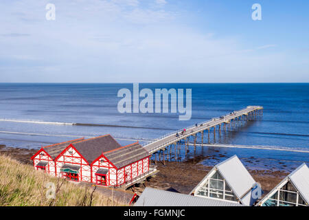 Menschen genießen die Frühlingssonne auf Saltburn Pier Cleveland North Yorkshire England Stockfoto