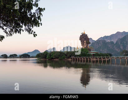 Pagode oben auf einem Felsen, Burma Stockfoto