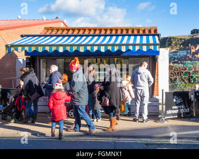 Kunden, die Schlange an der Bar Street Food eingerichtet durch das berühmte Magpie Cafe in Whitby North Yorkshire Stockfoto