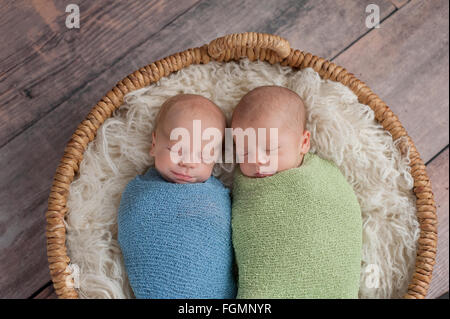 Zweibettzimmer, Neugeborenes, Baby jungen in einem Korb schlafen. Stockfoto