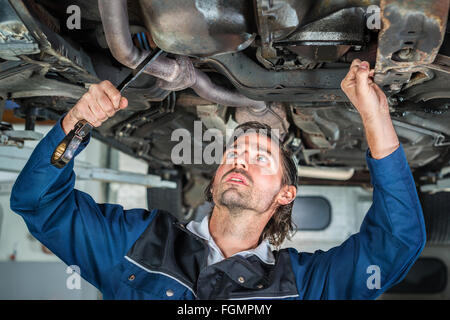 Mechaniker reparieren einen angehobene Auto Witz Stockfoto