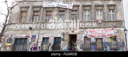 BERLIN - 19.Februar: Ex-Squat nicht renoviert in der Linien-Straße in Berlin-Mitte, am 12. Januar 2016 in Berlin. Stockfoto