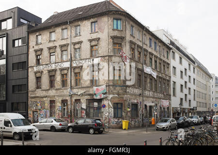 BERLIN - 19.Februar: Ex-Squat nicht renoviert in der Linien-Straße in Berlin-Mitte, am 12. Januar 2016 in Berlin. Stockfoto