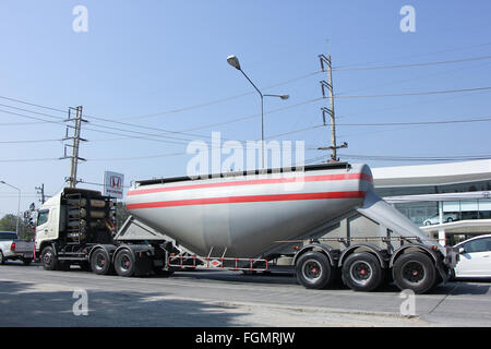 Chiang Mai, THAILAND-4. Februar 2016: LKW Boon Yarit Unternehmens zu festigen. Auf der Straße no.1001, 8 km von Chiang Mai Stadt. Stockfoto