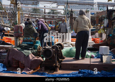 Fischer laden ihren Fang im Hafen Stockfoto