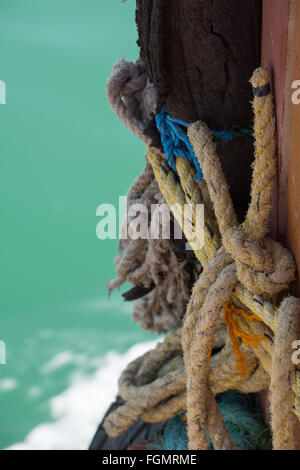 Knoten des Seils auf der Seite eines Bootes Stockfoto
