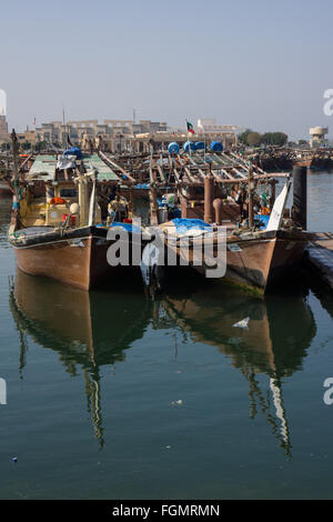 Dhow Boote im Hafen von Kuwait Stockfoto
