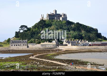 St. Michaels Mount in Cornwall vom Festland aus gesehen Stockfoto