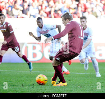 Turin, Italien. 21. Februar 2016. Maxi Lopez Schüsse eine Strafe, während die Serie A Fußballspiel zwischen Turin und Carpi FC. Das Endergebnis des Spiels ist 0-0 © Nicolò Campo/Pacific Press/Alamy Live News Stockfoto