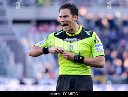 Turin, Italien. 21. Februar 2016. Der Schiedsrichter Claudio Gavillucci Gesten während der Fußball-Serie A zwischen Turin und Carpi FC übereinstimmen. Das Endergebnis des Spiels ist 0-0 © Nicolò Campo/Pacific Press/Alamy Live News Stockfoto