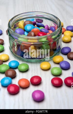 Bunten Schokoladen Smarties in einer Glasschale Stockfoto