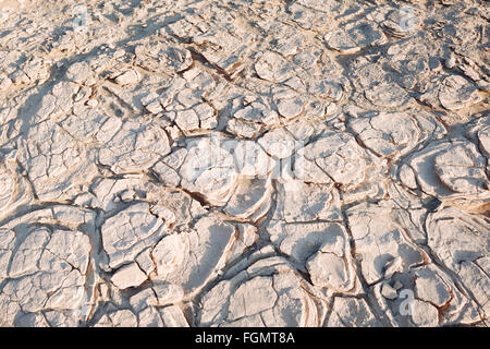 Trockener, rissiger Schlamm auf den Mesquite flache Sanddünen im Death Valley Nationalpark, Kalifornien Stockfoto