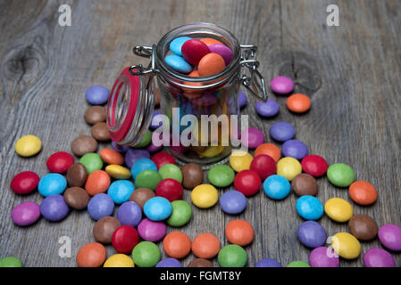 Ein Glas voller Schokolade überzogen Smarties Stockfoto