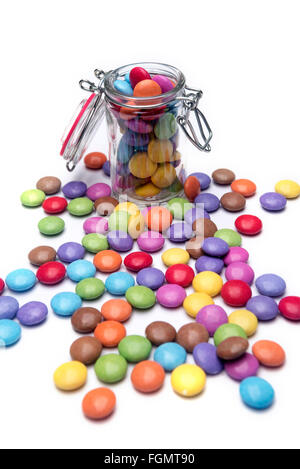 Ein Glas voller Schokolade überzogen Smarties Stockfoto