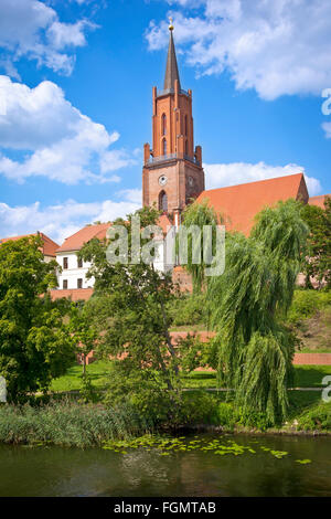 Blick auf die St.-Marien-Andreas-Kirche in Rathenow, ein schönes Backsteingebäude. Stockfoto