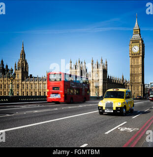 LONDON - 12. April 2015: London-Bus und traditionelle Taxi mit Big Ben am 12. April 2015 in London, England. Stockfoto