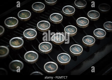 Nahaufnahme der Schlüssel von einer alten Schreibmaschine Stockfoto