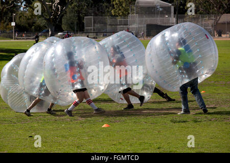 Körper Zorb Ball Stoßkugeln, Coronado Dauerbrache Park, Coronado Island, San Diego, Kalifornien, USA Stockfoto