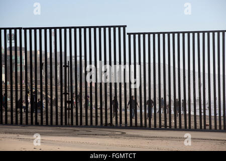 Blick von der amerikanischen Seite der US-Tijuana, Mexiko Grenze Zaun in der Nähe von San Ysidro, Kalifornien Stockfoto